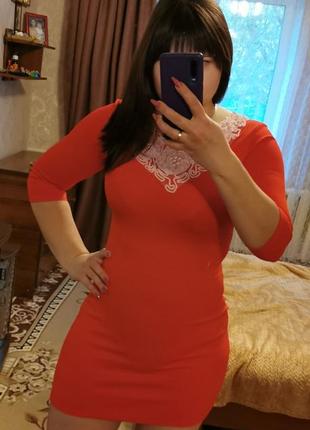 Червона сукня з квітковим принтом