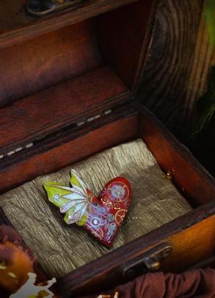 Брошка "серце" з дерева і епоксидної смоли в стилі стімпанк4 фото
