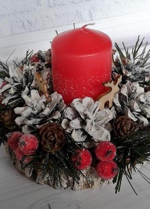 Декоративний новорічний підсвічник з хвоєю, ягодами і шишками.