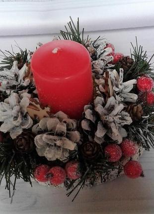Декоративний новорічний підсвічник з хвоєю, ягодами і шишками.3 фото