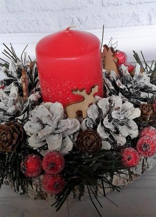 Декоративный  новогодний подсвечник с хвоей, ягодами и шишками.2 фото