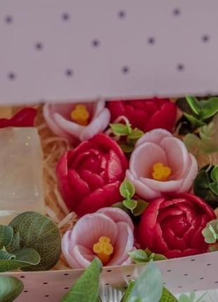 Подарунковий набір мила  "парфуми з крокусами та тюльпанами" 15х15х6см4 фото