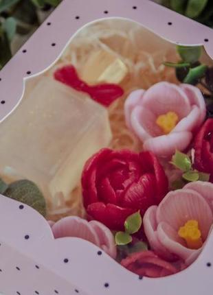 Подарунковий набір мила  "парфуми з крокусами та тюльпанами" 15х15х6см6 фото