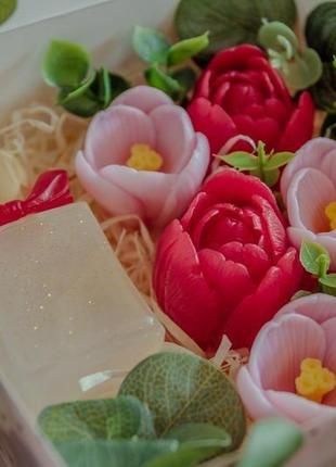Подарунковий набір мила  "парфуми з крокусами та тюльпанами" 15х15х6см2 фото