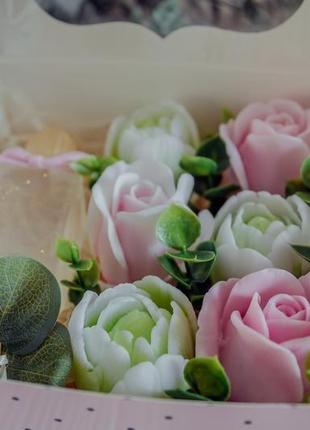 Подарунковий набір мила  "парфуми з трояндами та тюльпанами" 15х15х6см4 фото