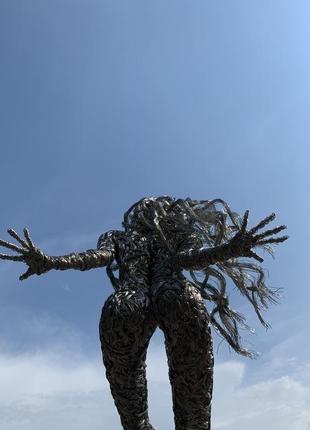 Скульптура девушки из металла4 фото