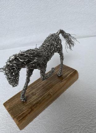 Скульптура конь2 фото