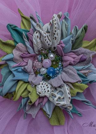 Брошь-цветок на заказ «marys leather accessories» от cтудии аксессуаров марии суслиной