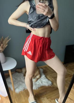 Красные спортивные шорты adidas2 фото