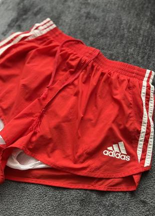 Красные спортивные шорты adidas8 фото