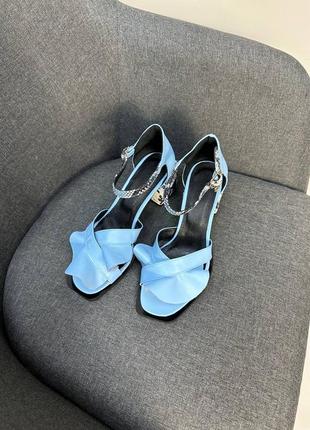 Блакитні шкіряні босоніжки на зручному каблуку8 фото