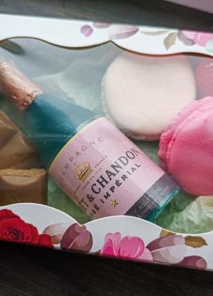 Подарунковий набір солодощів з мила ручної роботи "шампанське, макарун та шоколад"7 фото