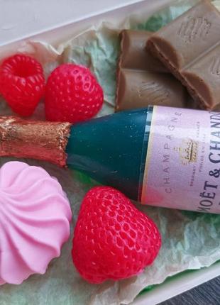 Подарунковий набір солодощів з мила ручної роботи "шампанське, зефір та шоколад"3 фото