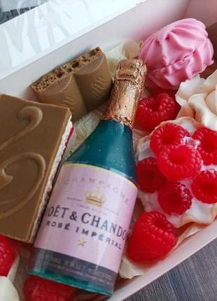 Подарунковий набір солодощів з мила ручної роботи "шампанське, тістечко та троянда"3 фото