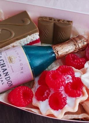 Подарунковий набір солодощів з мила ручної роботи "шампанське, тістечко та троянда"2 фото
