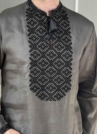 Вышиванка мужская графит (серая) с черной вышивкой5 фото