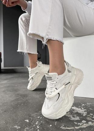 Весняні кросівки в наявності