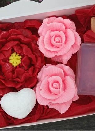 Подарунковий набір мила ручної роботи "парфуми з квітами"3 фото