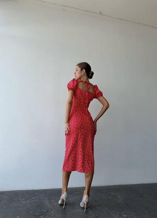 Платье миди в цветочек по фигуре корсетное приталенное платье футляр с рукавами фонариками с декольте сердце с открытой спиной красное чёрное оливка7 фото