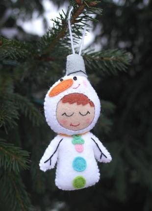 Ёлочная игрушка - малыш снеговичок  из фетра