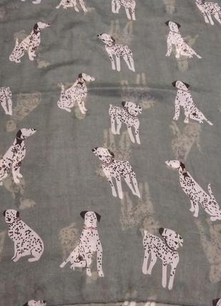 Стильный шарф зеленого цвета с принтом собак