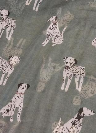 Стильный шарф зеленого цвета с принтом собак