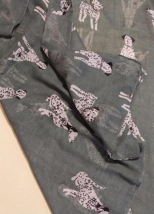 Стильный шарф зеленого цвета с принтом собак