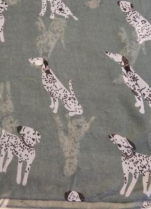 Стильный шарф зеленого цвета с принтом собак