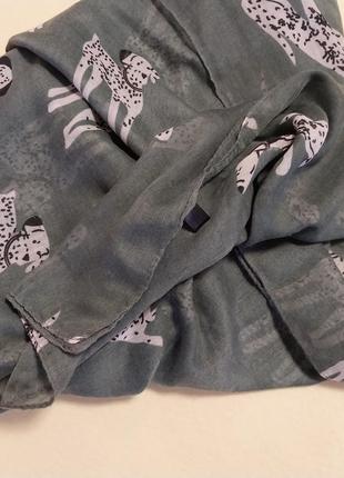 Стильный шарф зеленого цвета с принтом собак