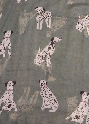 Стильный шарф зеленого цвета с принтом собак