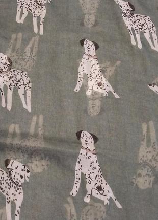 Стильный шарф зеленого цвета с принтом собак