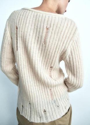 Трикотажный бежевый свитер с подертостями zara5 фото