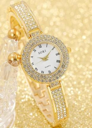 Гарний жіночий набір із наручних годинників і біжутерії4 фото