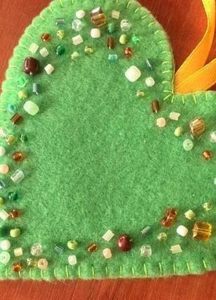 Подвеска из фетра "изумрудное сердце"