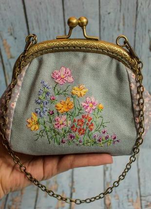 Маленька, компактна, дуже містка сумочка. фермуар, з вишитими польовими квітами.1 фото