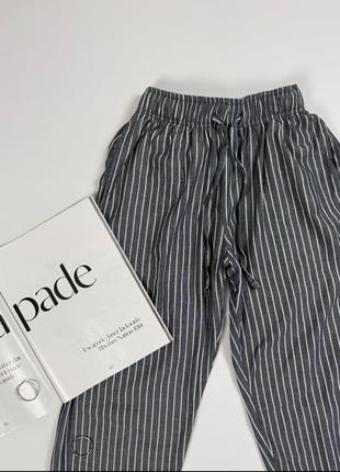 Серые полосатые брюки в белую полосу домашние1 фото