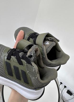 М'які та практичні кросівки adidas4 фото