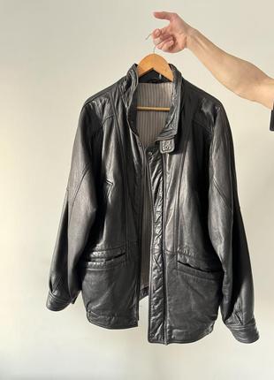 Черная винтажная кожаная оверсайз куртка бомбер1 фото