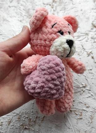 Маленький в'язаний ведмедик з сердечком рожевого кольору3 фото