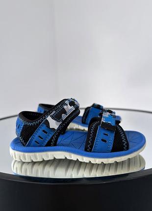 Практичные босоножки на липучках clarks