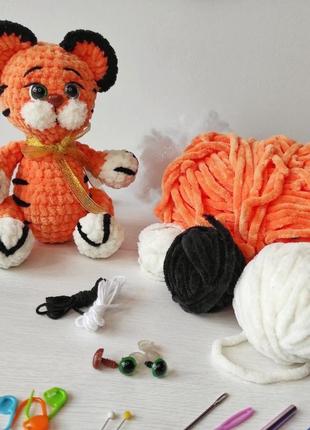 Набор для вязания тигрёнка крючком. набор для рукоделия1 фото
