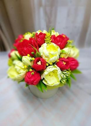 Мильна букет червоно-жовтих тюльпанів
