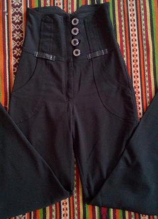 Тренд сезона,  брюки черные, очень стильные, тяжелая приятная ткань. размер с.2 фото