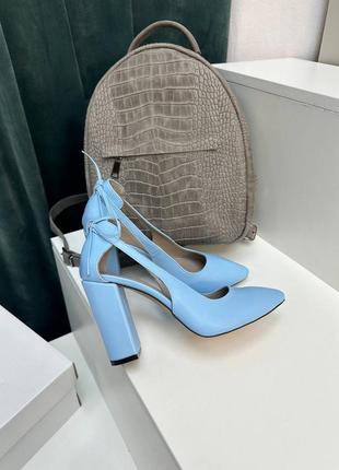 Класичні туфельки на підборах з блакитної шкіри