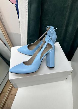 Класичні туфельки на підборах з блакитної шкіри