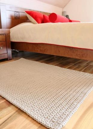 Вязаный ковер цвета капучино