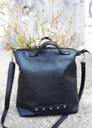 Повседевная классическая сумка черная с металлическим декором2 фото
