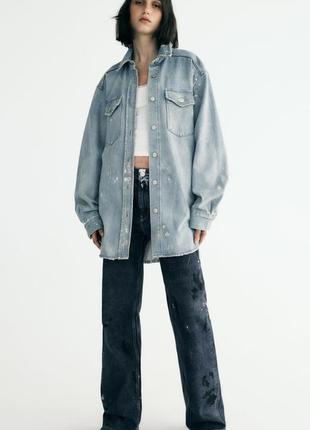 Zara джинсовая рубашка оверсайз с грязным эффектом, пятнами и потертостями, грязная рубашка, куртка, джинсовка, джинсовка1 фото