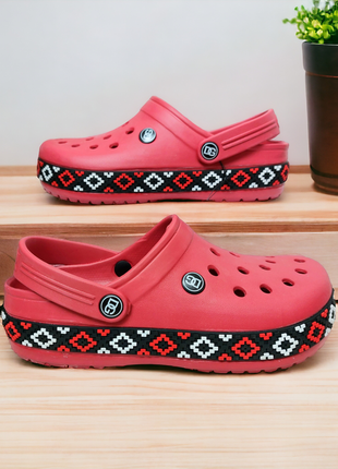 Знову в наявності! неймовірно красиві крокс сабо червоні з орнаментом вишиванка...