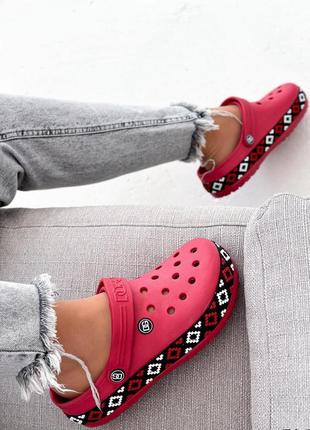 Знову в наявності! неймовірно красиві крокс сабо червоні з орнаментом вишиванка...